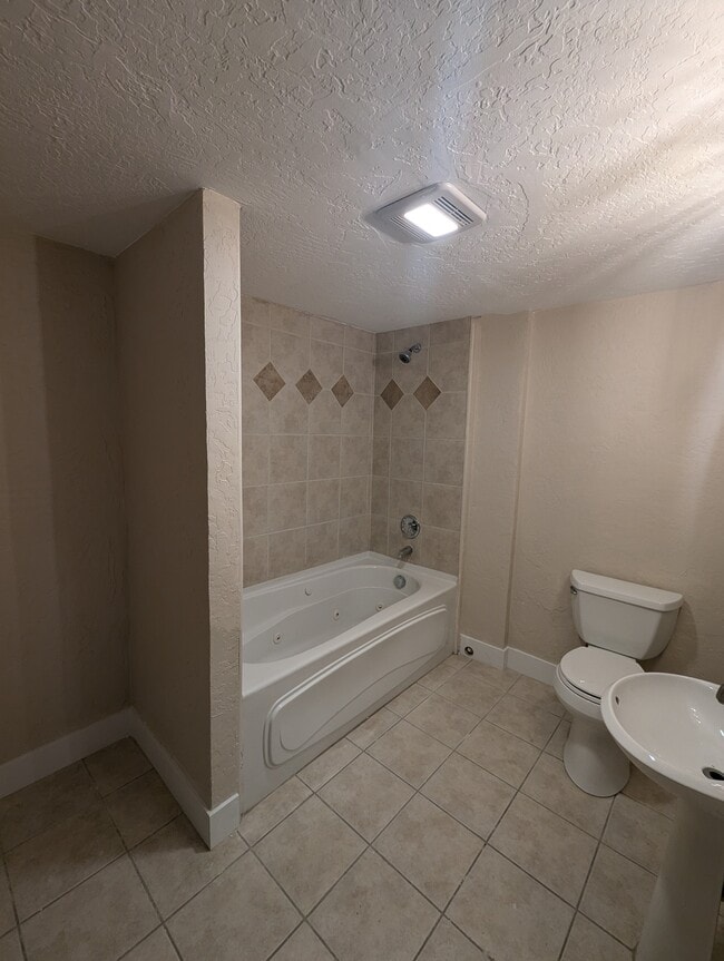 Building Photo - 2302 Garland Dr