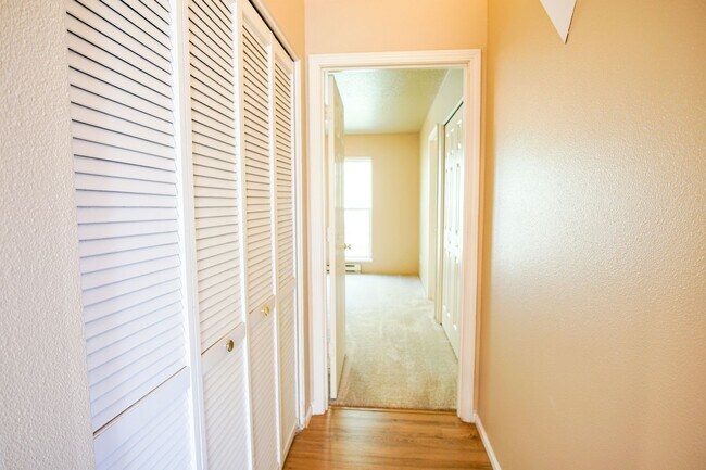 Building Photo - Spacious 2 Bed-2 Bath Flat in SW Portland Ready Mid-April!