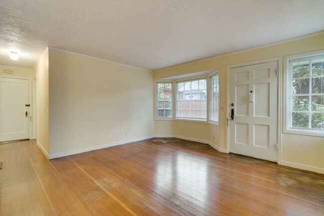 Building Photo - 4650 NE 112th Ave