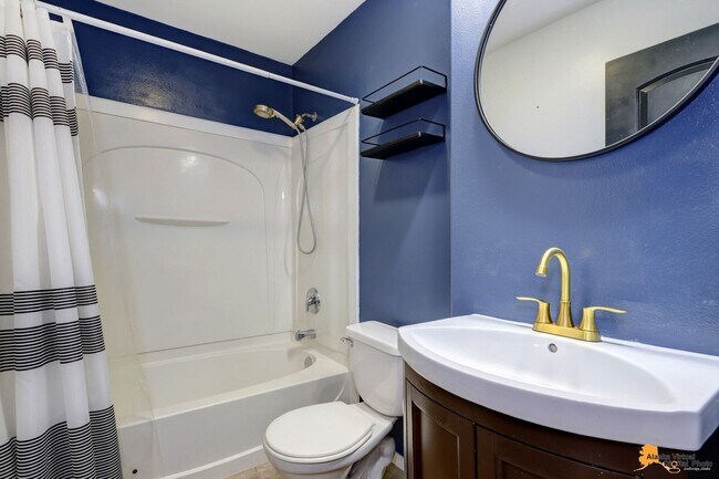 Building Photo - Modern 4-Bedroom Townhome in Desirable Sou...