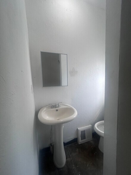 Building Photo - 2163 E 84th St