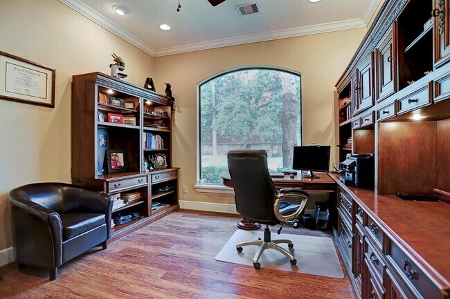 Building Photo - 1611 Lynnview Dr