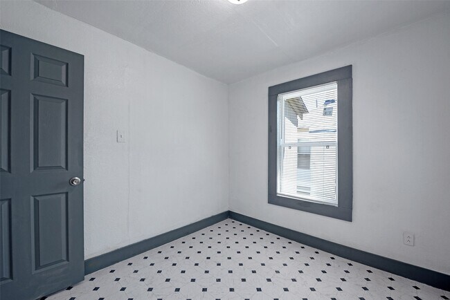 Building Photo - 2526 Campbell St