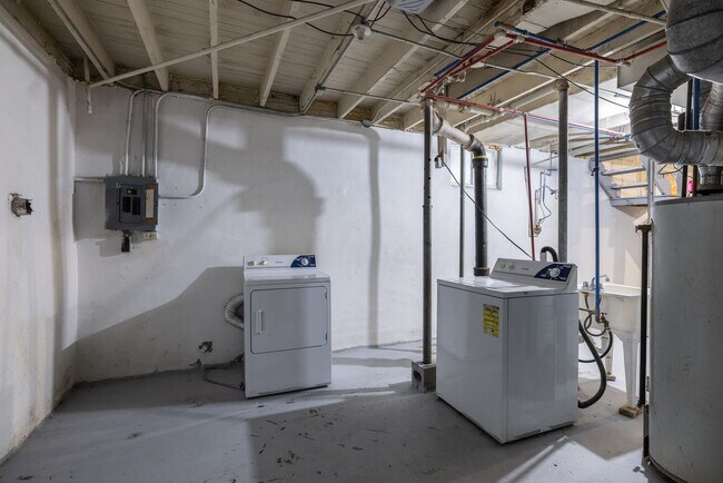 Building Photo - 3 Bedroom Midtown Home!