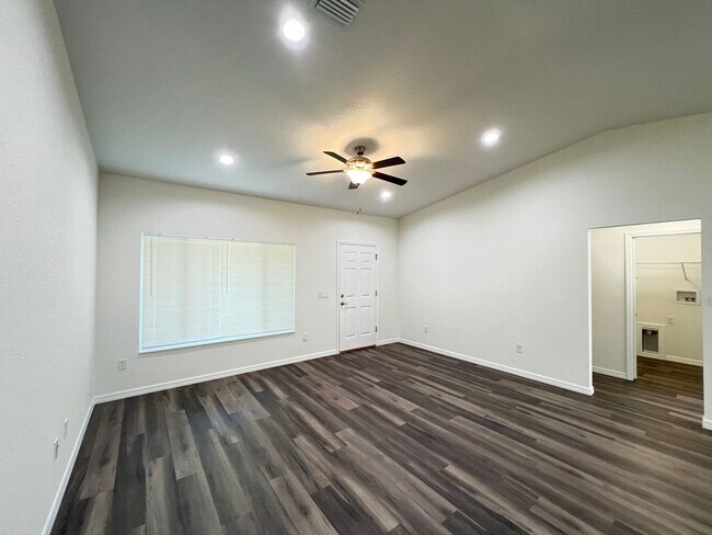 Building Photo - Beautifl Bedroom / 2 Bath Home in Ocklawaha!