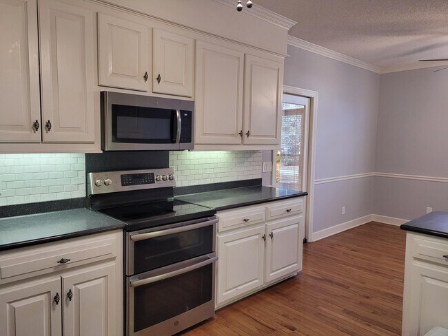 Building Photo - 850 Torrey Pines Dr