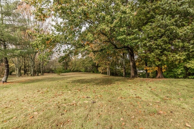 Building Photo - 3 Bedroom, 3 Bath Home, over 1/2 Acre Lot in Hermitage