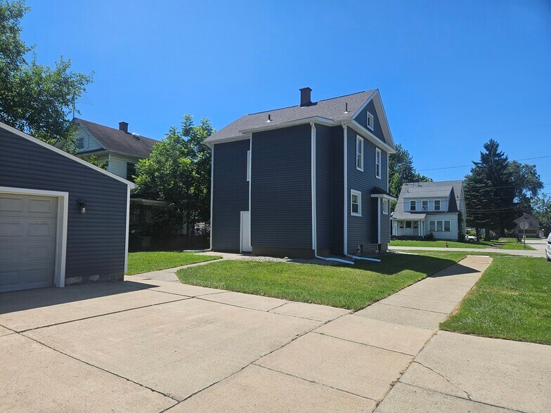Building Photo - 905 Belvedere Ave SE