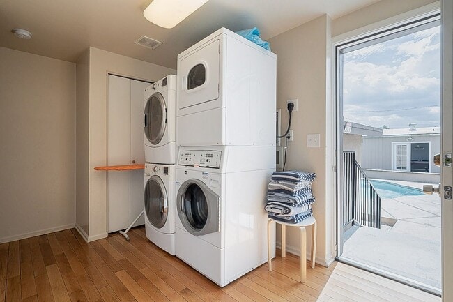 Building Photo - 928 E 6th St