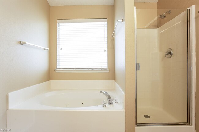 Building Photo - 4 br, 2 bath House - 705 Pine Hollow Dr