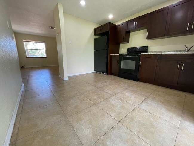 Building Photo - 951 Skylark Dr