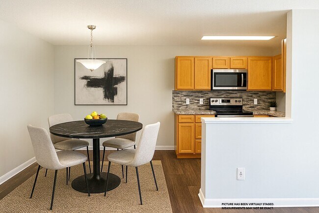 Building Photo - Beautiful 2 bedroom/2 bathroom corner condo in gated Regency Park!