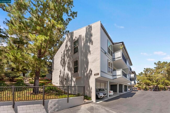 Building Photo - 2091 Ascot Dr
