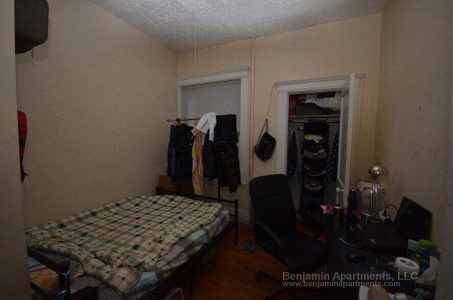 Building Photo - 463 Park Dr