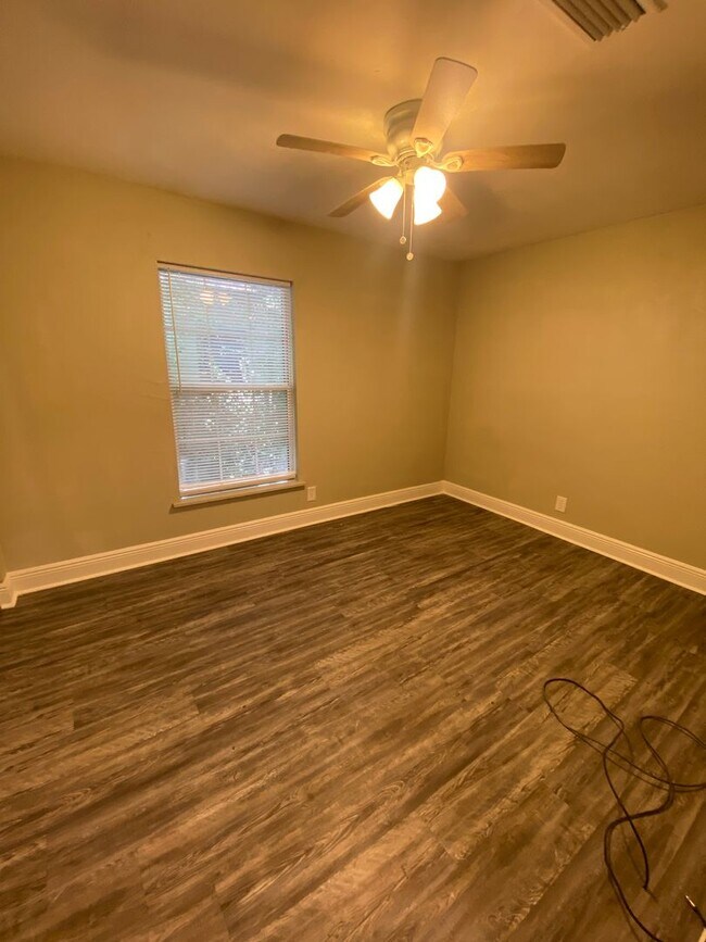 Building Photo - Walk to UF & Downtown!