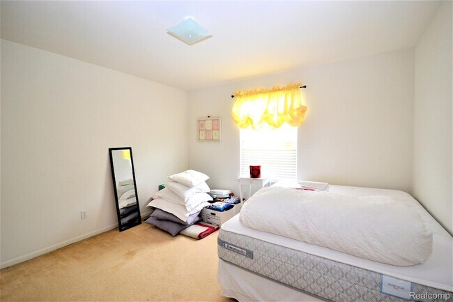 Building Photo - 4890 Spring Meadow Dr