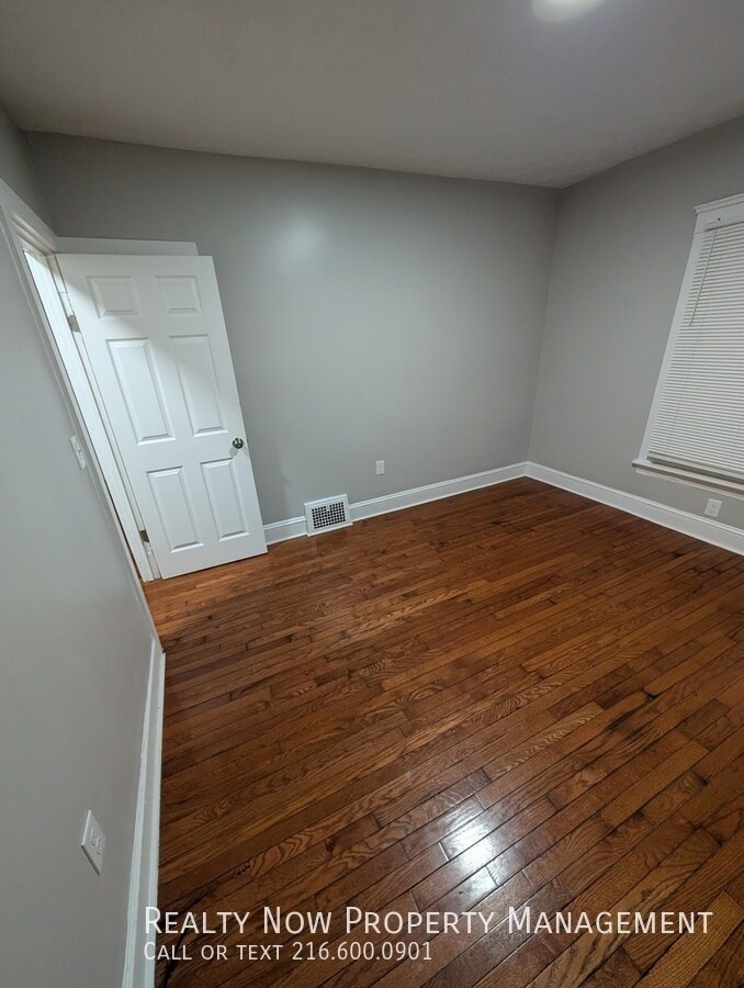 Building Photo - 1434 W 112th St