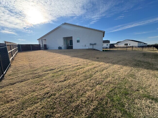 Building Photo - "Spacious 5-Bed Oasis with 3 Full Baths in Charming Bel Aire - 2,624 Sq Ft of Comfortable Living!"