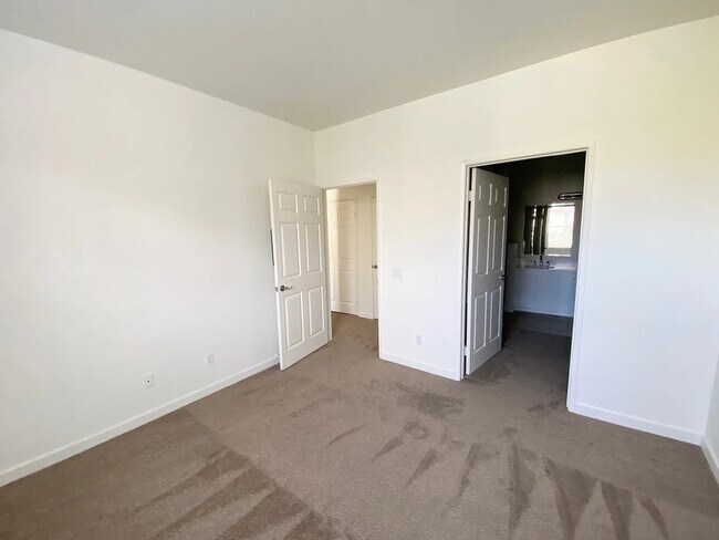 Building Photo - 10884 Sabre Hill Dr