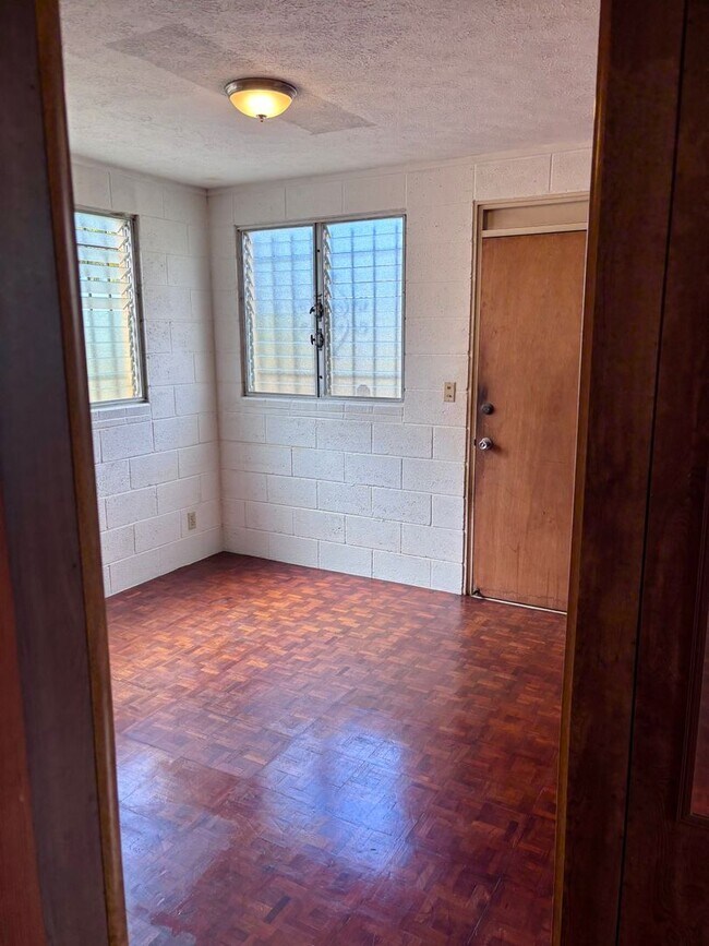 Building Photo - Available September 9, 2026 | A 3 Bedroom + Den, 1.5 bath duplex with 2 parking nested in Kaimuki