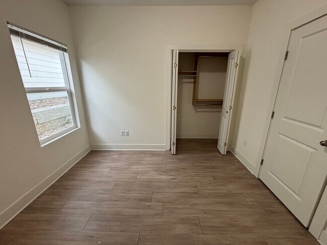 Building Photo - 1717/19 Hickory Creek
