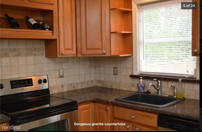 Building Photo - 3 br, 1.5 bath Townhome - 1803 Lovering Ave