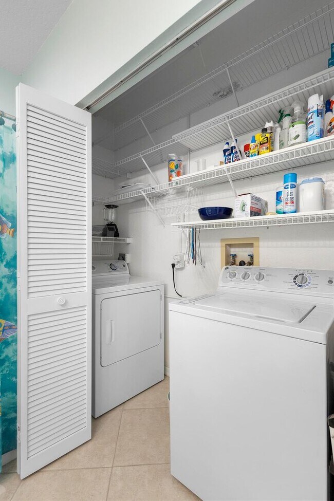 Building Photo - Beautiful Fully Furnished 3/2 Bouchelle Is...