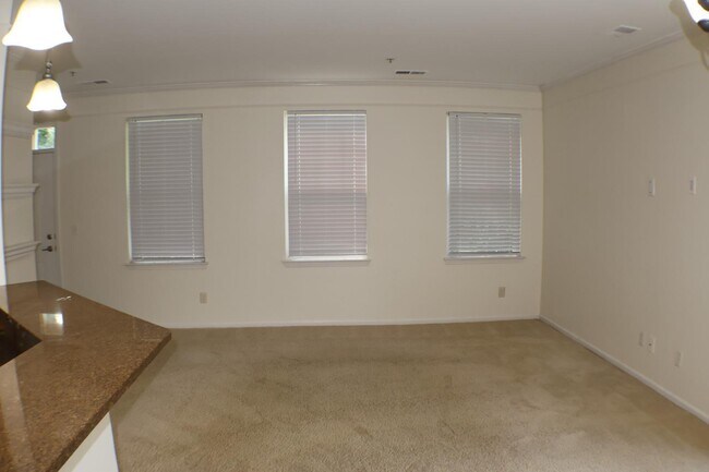 Building Photo - 2268 Arcadia Dr