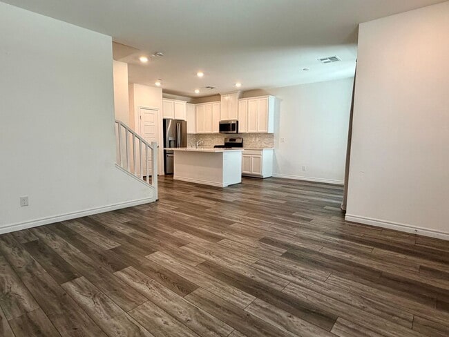 Building Photo - Amazing NLV 3 bed townhome