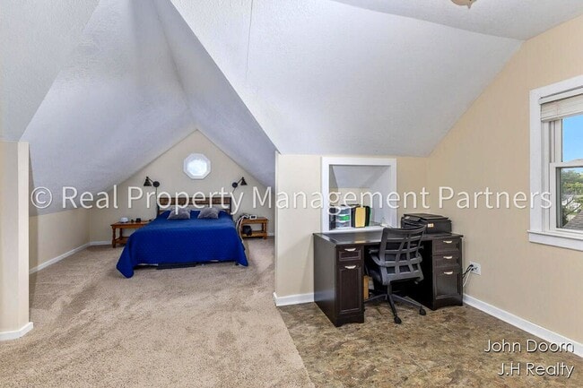 Building Photo - Spacious 3-Bedroom Home in Alger Heights –...