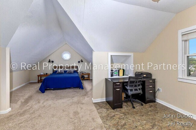 Building Photo - Spacious 3-Bedroom Home in Alger Heights – Modern Kitchen, Private Yard & Garage