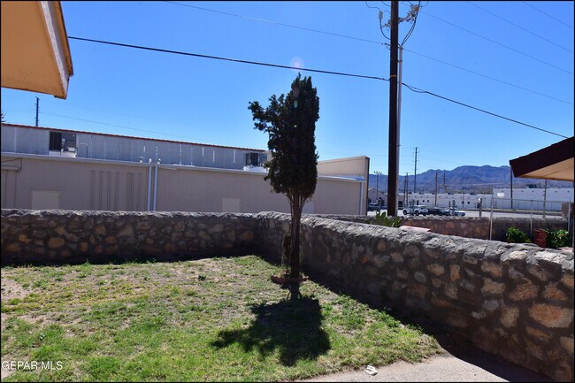 Building Photo - 4872 Maureen Cir