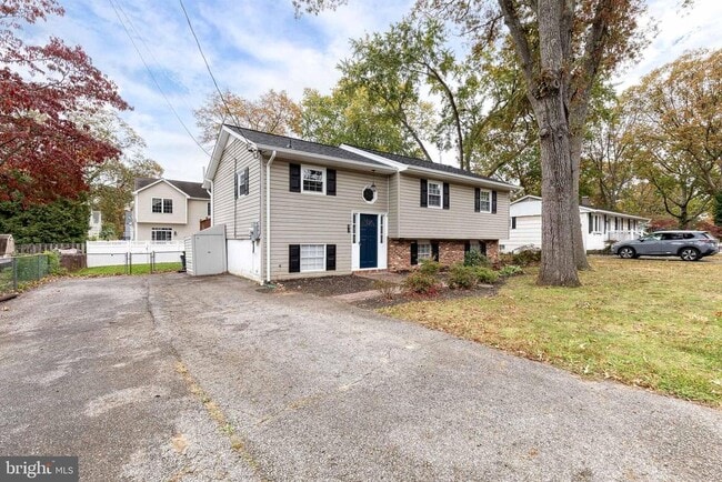 Building Photo - 617 Oak Ln