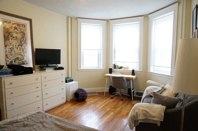 Building Photo - 220 Kelton St