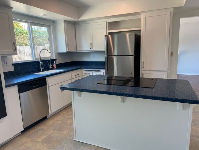 Building Photo - Spacious 2-Story Home in Kellogg School Di...