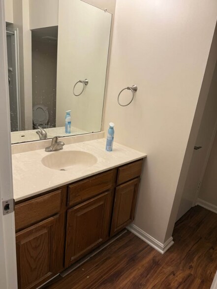 Building Photo - 8931 Kenilworth Dr