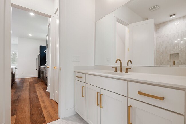 Building Photo - Modern 4-bedroom, 4-bathroom Home in Durham, NC