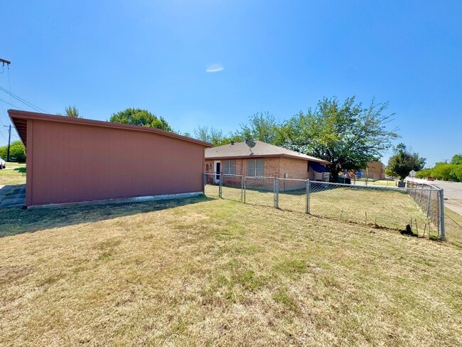 Building Photo - Charming 2 Bed 1 Bath Duplex - Walk to Sch...