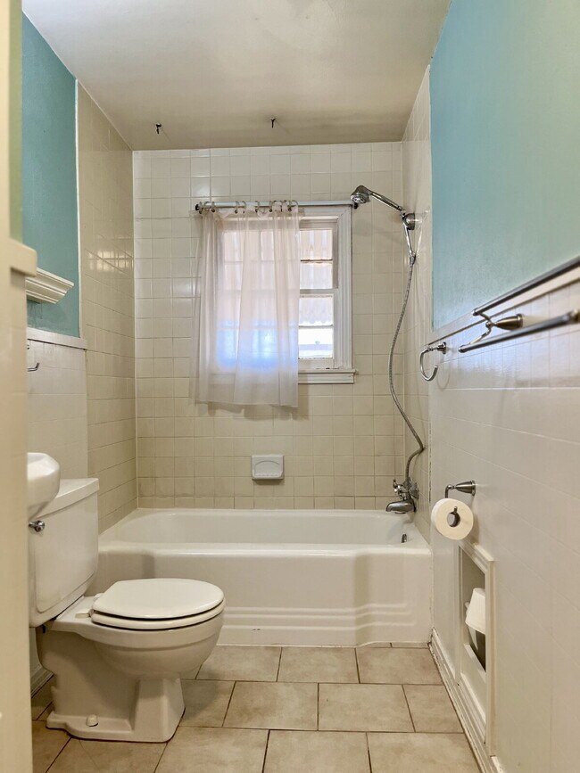 Building Photo - Charm, Comfort and Convenience!