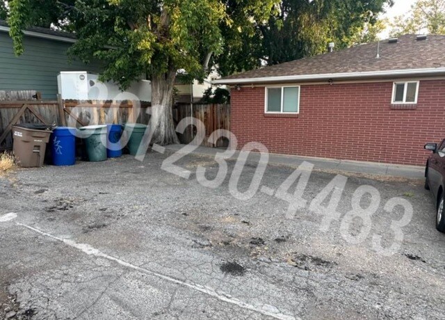 Off-Street Parking - 858 Yale Ave S