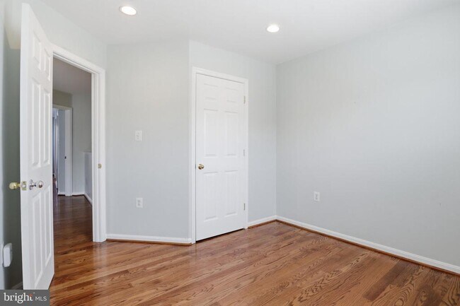 Building Photo - 915 Buttonwood Terrace NE