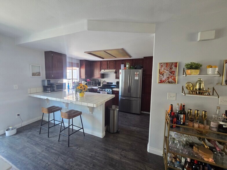 Huge island in kitchen - 1668 Grand Ave