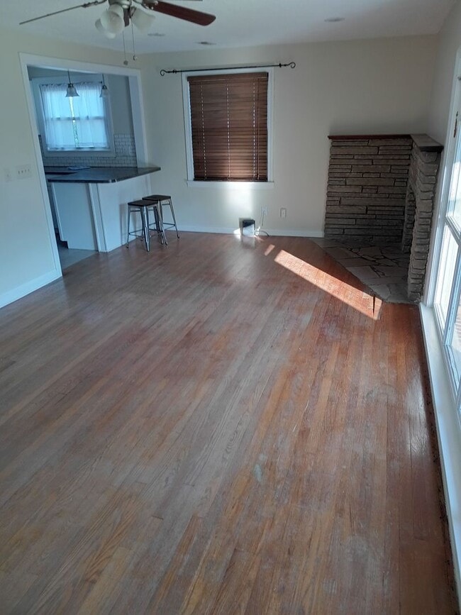 Building Photo - 3 Bedroom / 1 Bath Home - Johnson City, TN