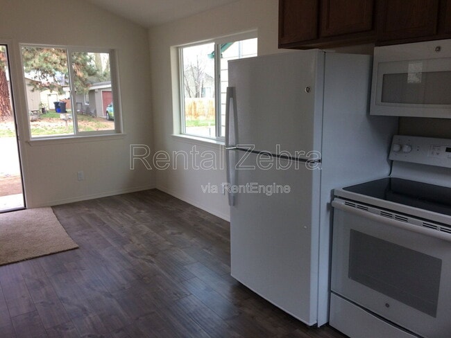 Building Photo - 208 SE 4th St