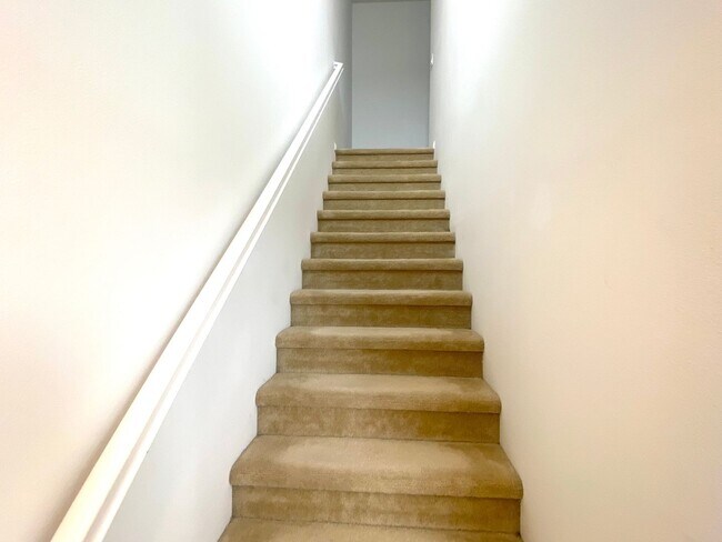 Building Photo - Modern Coastal Living – 2-Bed, 2.5-Bath Ho...