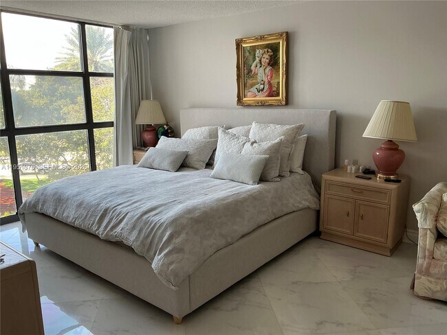 Building Photo - 400 Leslie Dr