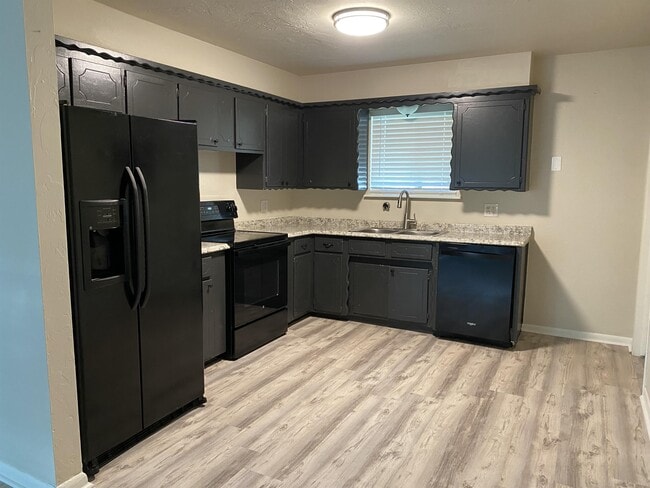 Building Photo - 205 S Bristow Ave