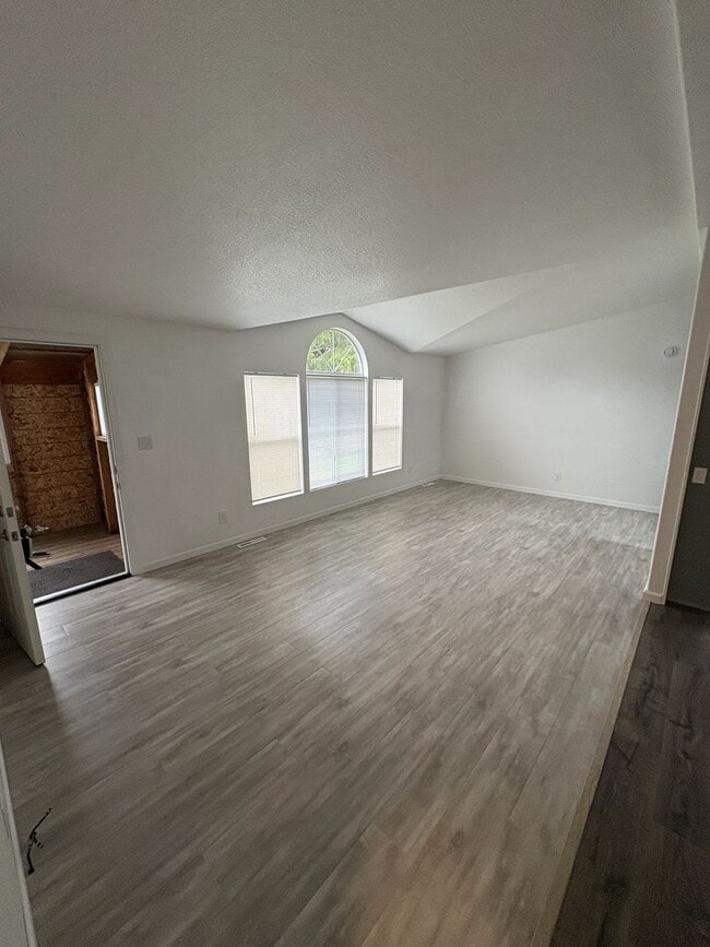 Building Photo - Remodeled Three Bed Two Bath