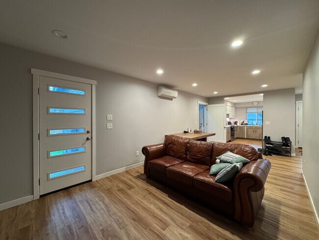 Building Photo - 6 Bed 5 Bath House Newer Updated Near Happy Valley, Fairhaven, WWU