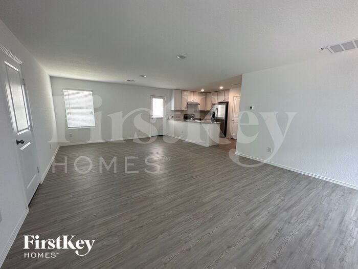 Building Photo - 2408 Lake Hls